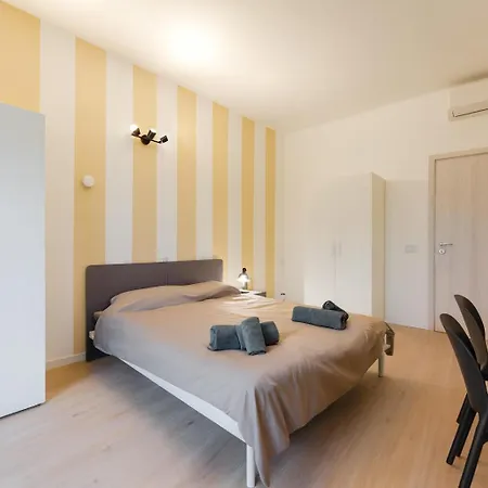 Moderna Stanza 2 Con Terrazza Vicino Stazione بيت ضيافة