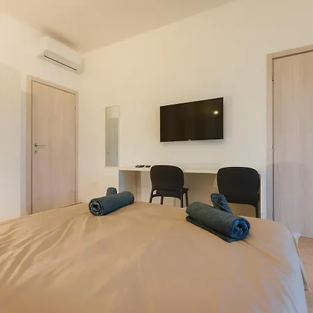 Moderna Stanza 2 Con Terrazza Vicino Stazione بيت ضيافة
