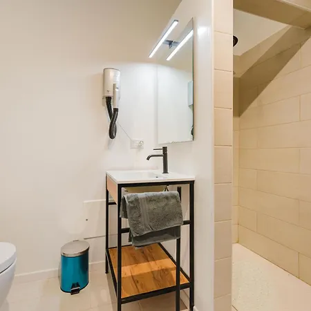 Moderna Stanza 2 Con Terrazza Vicino Stazione بيت ضيافة